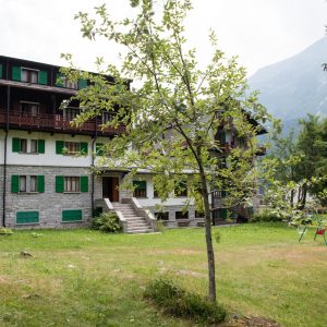 casa con giardino e alberi