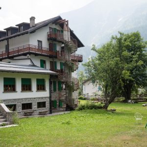 casa con giardino e giochi per bambini