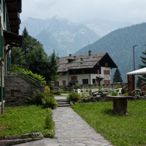 casa con giardino e vista montagne