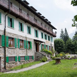 facciata di una casa con giardino