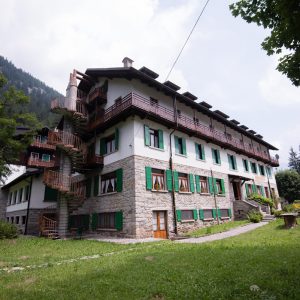 facciata di una casa con giardino