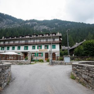 vista casa con stradina e montagna