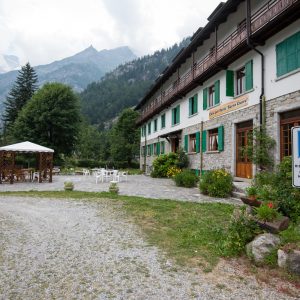 facciata di una casa con gazebo e montagne