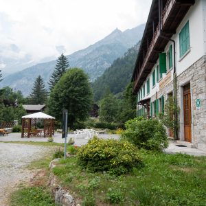 casa con cortile e gazebo